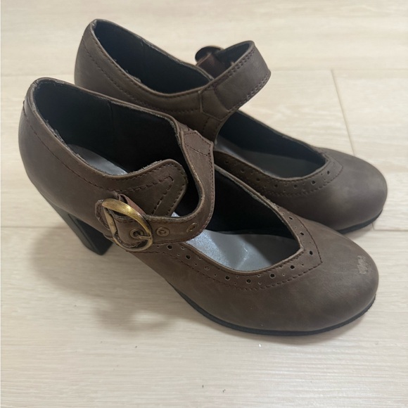 3/$10 Catwalk Brown Buckle Closed Toe Heels - Picture 2 of 8
